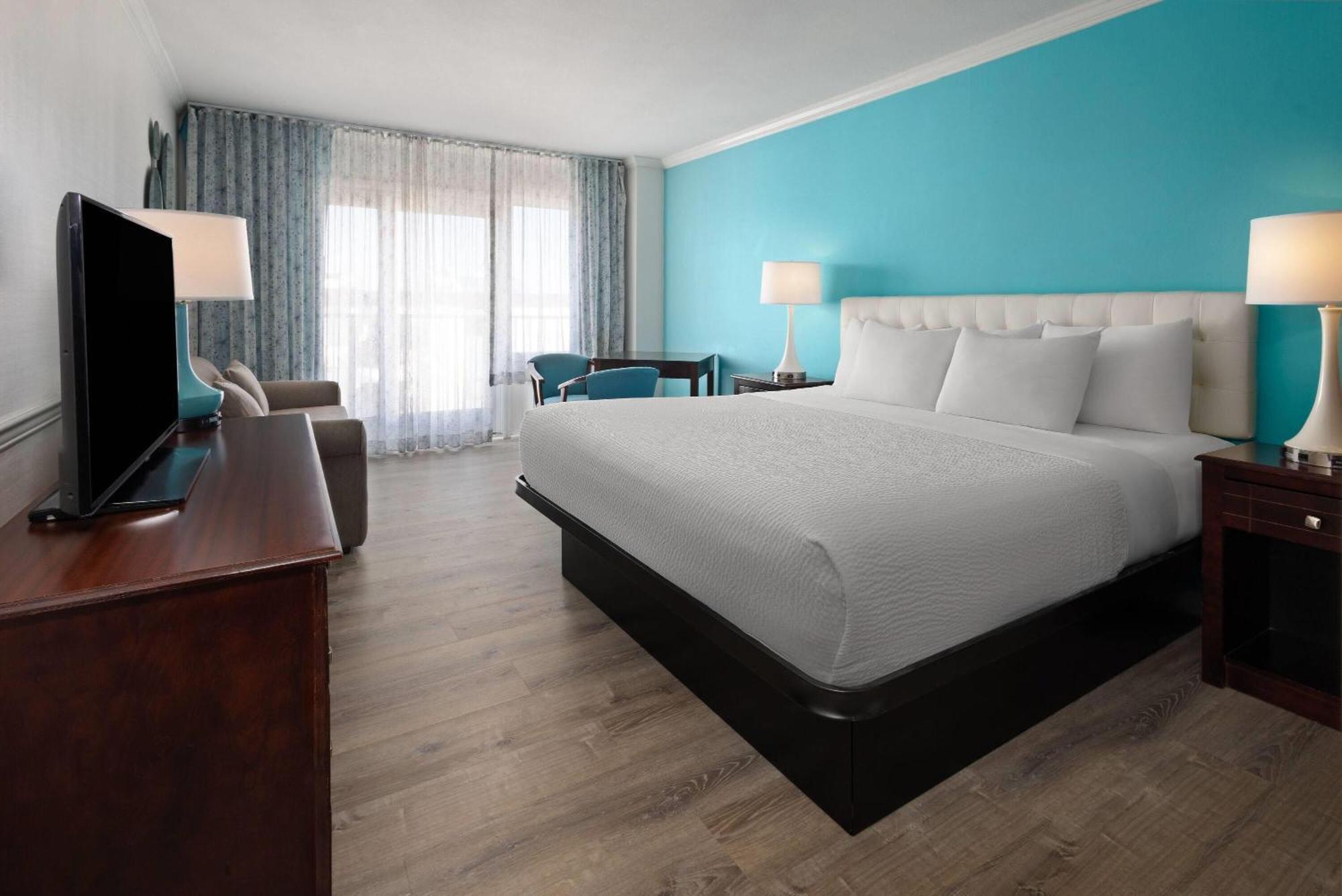 Howard Johnson Plaza By Wyndham Ocean Oceanfront Hotel 3*