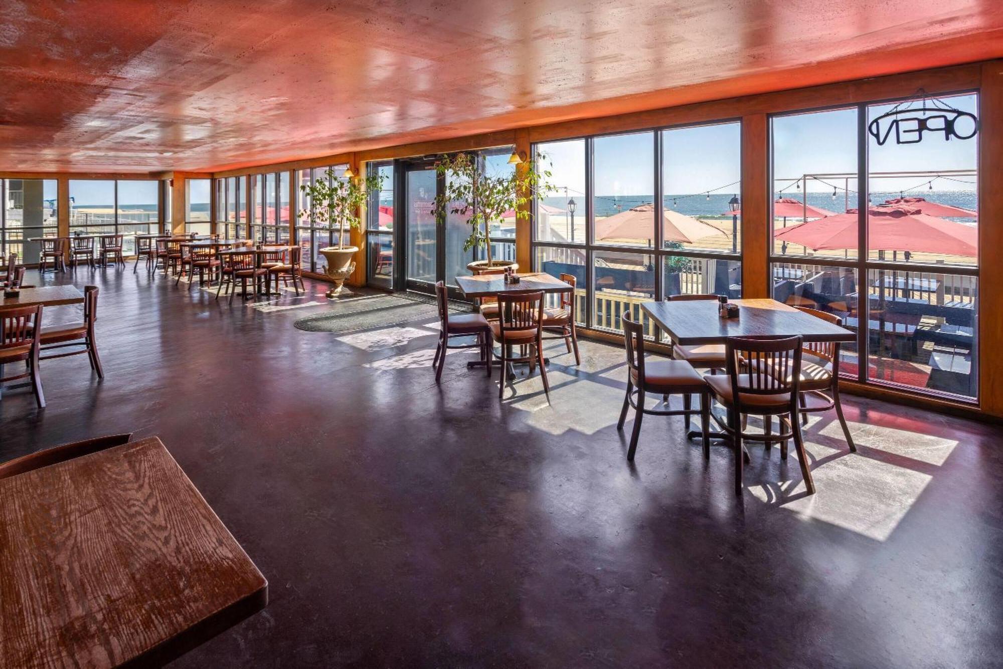 Howard Johnson Plaza By Wyndham Ocean Oceanfront 3*