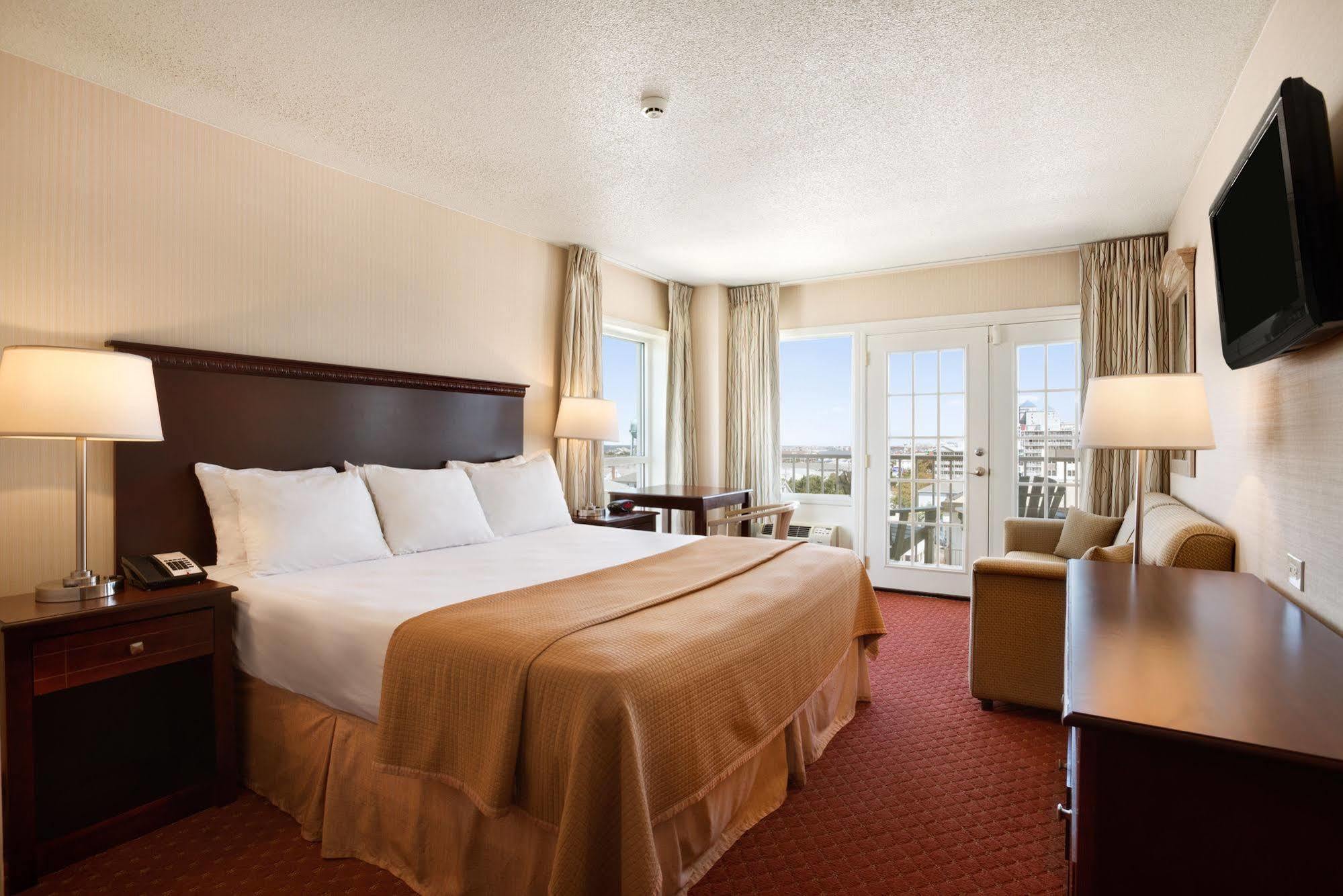 Howard Johnson Plaza By Wyndham Ocean Oceanfront 3*